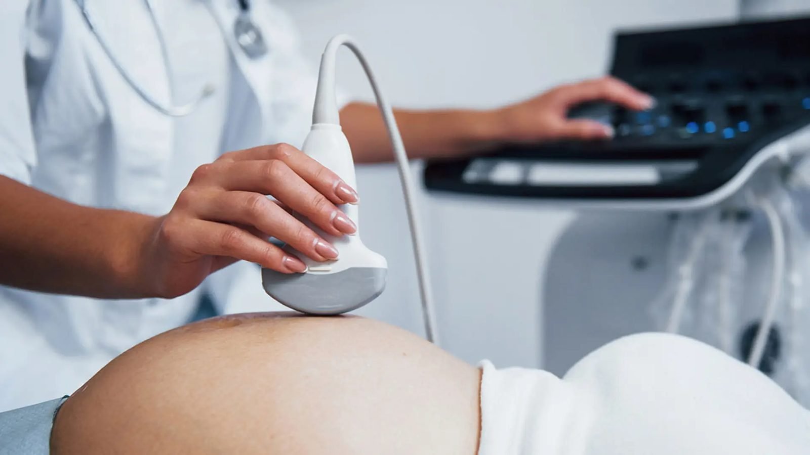 Especialista realizando una sonografía obstétrica a una paciente embarazada